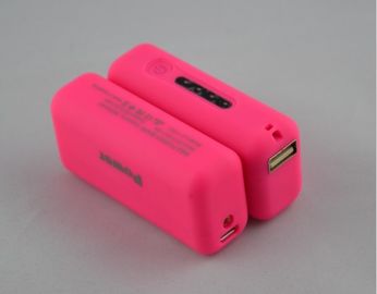 2600mAh ইউএসবি LED হাল্কা, লাল / পিঙ্ক / সবুজ সঙ্গে পোর্টেবল পাওয়ার ব্যাংক