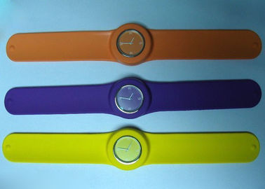 বড় মুখ হলুদ চপেটাঘাত ব্রেসলেট সিলিকন wristband ঘড়ি বাচ্চাদের জন্য অনুকূলিতকরণ লোগো সহ